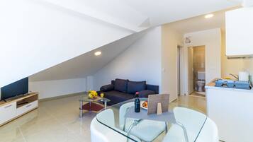 Căn hộ (One Bedroom Apartment with City View) | Phòng khách