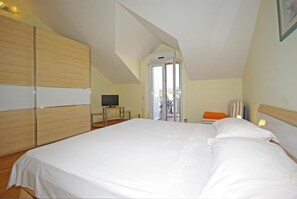 Studio (Standard Studio with Sea View)