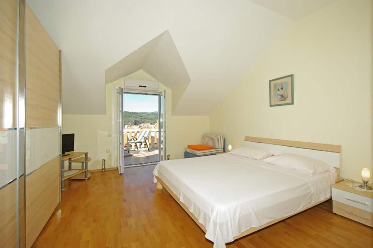Studio (Standard Studio with Sea View) | 2 bedrooms, iron/ironing board, cots/infant beds, free WiFi