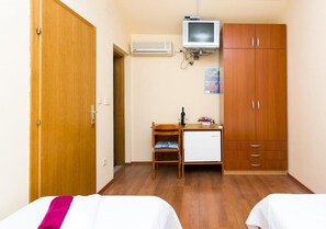 Twin Room (Twin Room)