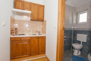 Departamento, vista al mar | Cocineta privada | Refrigerador, parrilla de estufa y utensilios de cocina