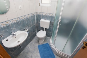 Apartamento, vista para o mar | Banheiro | Chuveiro, secador de cabelo, toalhas de banho, sabonete