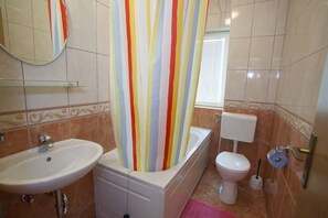 Departamento | Baño | Tina, secadora de cabello, toallas, jabón 