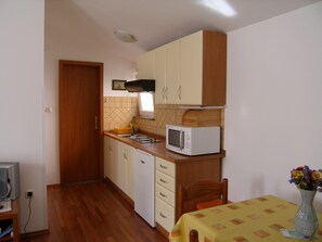Appartement | Coin cuisine privé | Réfrigérateur, micro-ondes, plaque de cuisson
