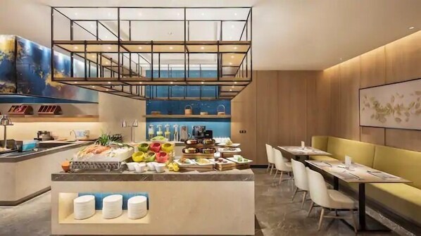 Desayuno a la carta diario (USD 15.00 por persona)