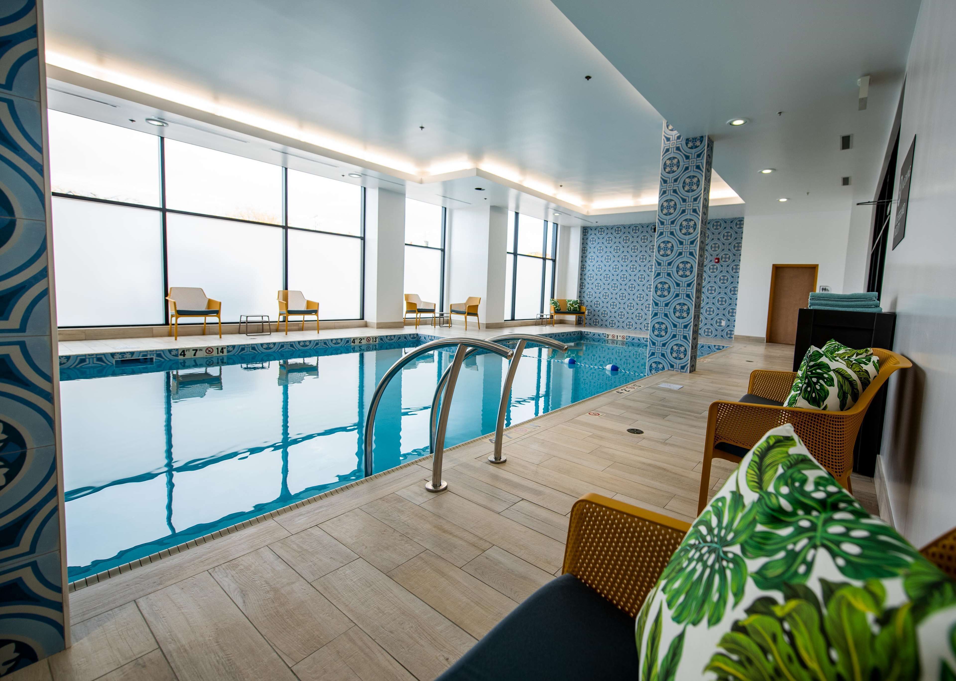 Indoor pool, sun loungers