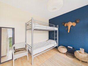 2 habitaciones y tabla de planchar con plancha 