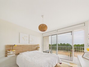 2 bedrooms, iron/ironing board