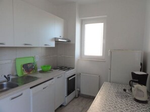 Apartment | Eigene Küche | Kühlschrank, Ofen, Herdplatte, Kochgeschirr/Geschirr/Besteck