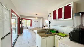 Een moderne keuken met een granieten aanrecht, een ingebouwde vaatwasser en een blender.