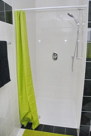 Douche, séchoir à cheveux, serviettes fournies, savon
