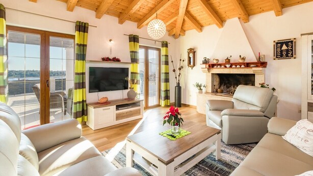 Una sala de estar con televisor, chimenea y zona de descanso.