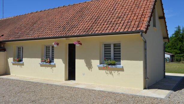 A single-story building with a tiled roof, a beige facade, and three windows with shutters. - Gite Baie de Somme 80  (Pendé)