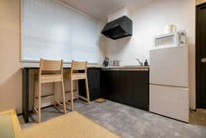 Fridge, microwave, stovetop, cookware/dishes/utensils