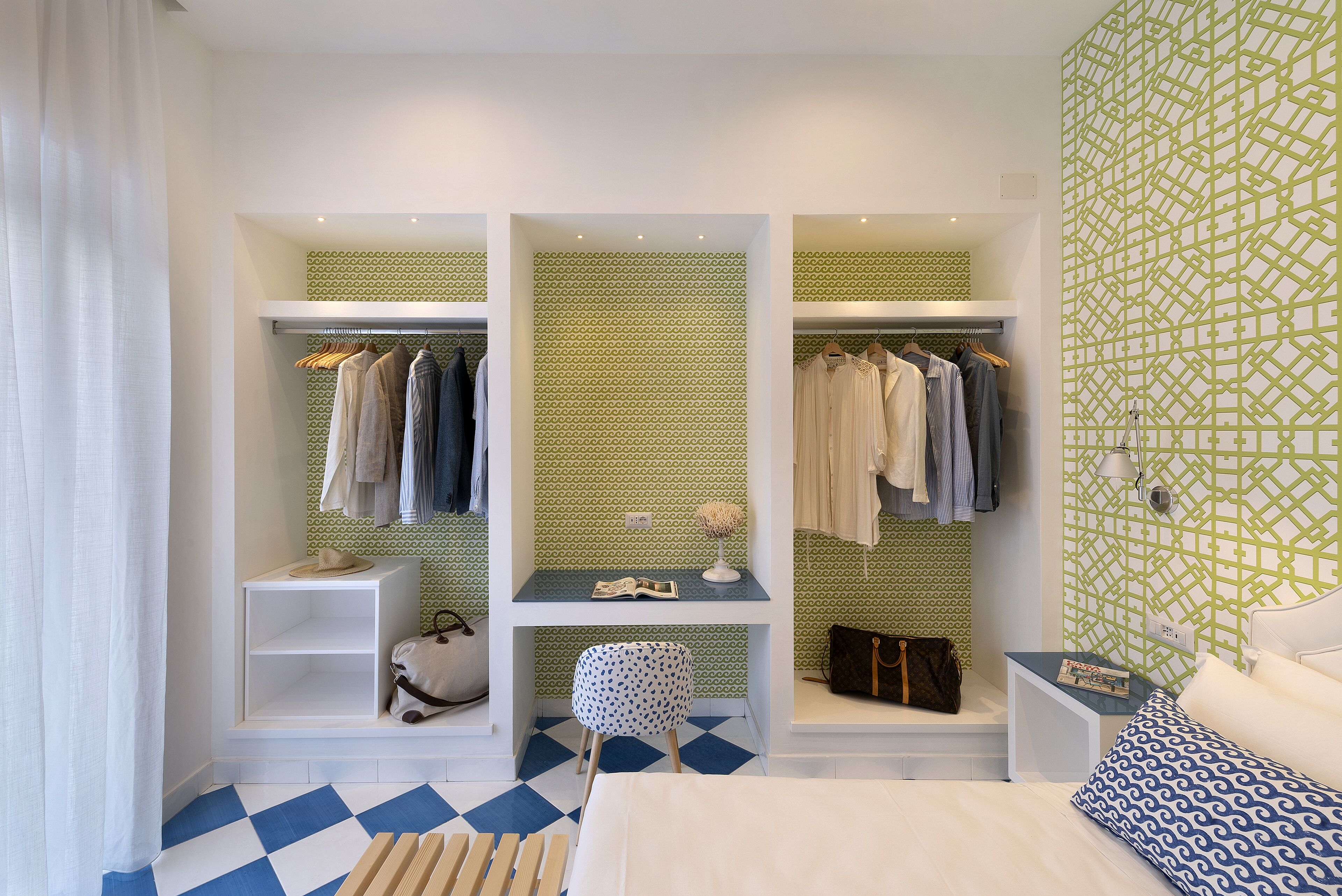Ein Schlafzimmer mit Bett, Schreibtisch mit Stuhl, Kleiderschrank und Bad mit Duschvorhang.