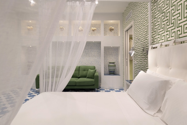 4 habitaciones, escritorio y espacio para trabajar con laptop