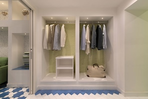 Apartment, 4 Bedrooms | Wardrobe