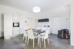 Apartment, 3 Bedrooms | Dining room