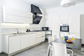 LÀgenhet - 3 sovrum | Eget kök | Matbord