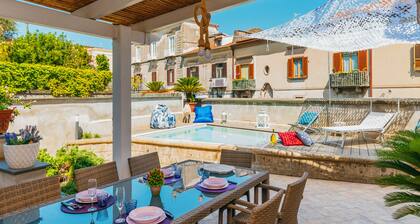 Spacious Villa with 4 rooms, pool, solarium & garden