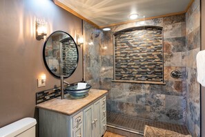 Shower, hair dryer, towels - Meadow Lark Trail 3BD 2BA W/ Jacuzzi in THE best location (Sedona)