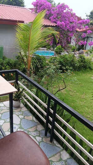 蜜月双人房 | 办公桌、遮光窗帘、免费 WiFi、床单