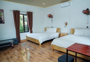 家庭四人房 | 办公桌、遮光窗帘、免费 WiFi、床单