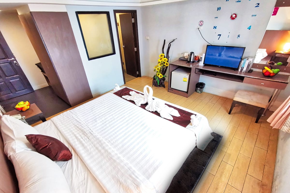 1 bedroom, in-room safe, desk, laptop workspace