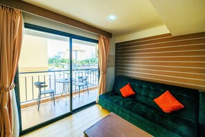 Suíte luxo, vista para a cidade | Área de estar | TV