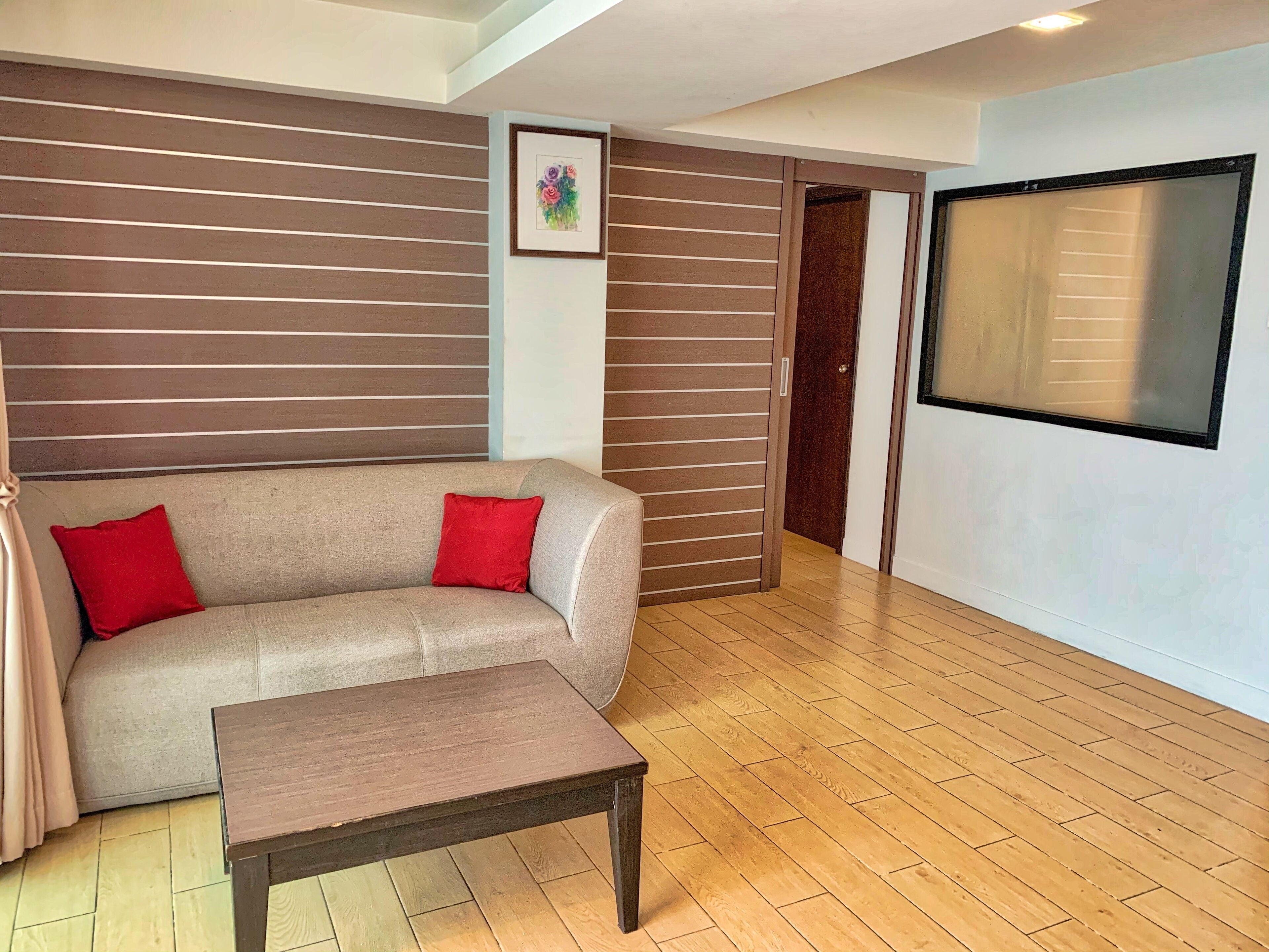 Superior Room, Pool View | Living area