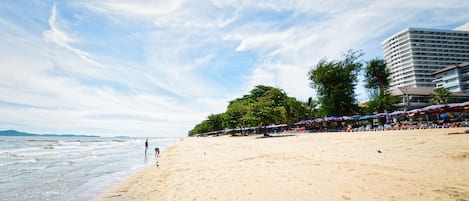 Una spiaggia nelle vicinanze