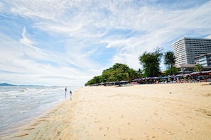 Beach nearby - Scandia beach hotel (Pattaya)