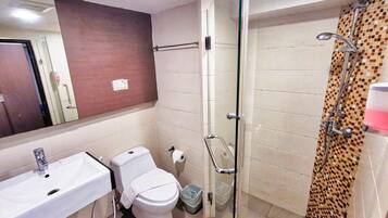 Habitación superior, acceso a la alberca | Baño | Regadera, amenidades de baño gratuitas, secadora de cabello, toallas