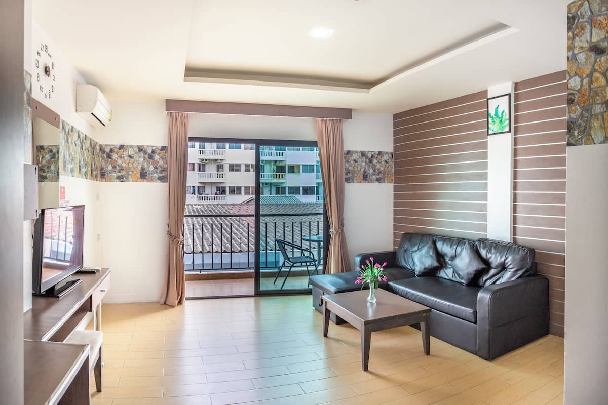 Deluxe Suite, Pool View | Living area | TV