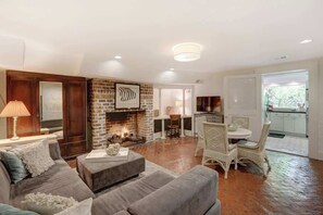 电视、壁炉、办公室