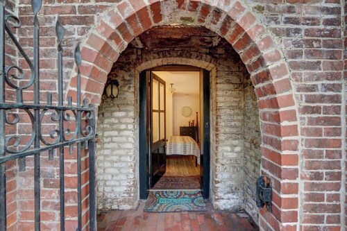 Garden Level in Historic B&B on Famous Jones Street
