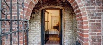 Garden Level in Historic B&B on Famous Jones Street