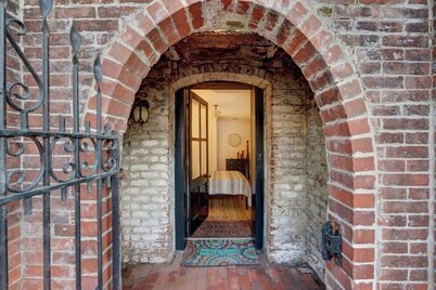 Garden Level in Historic B&B on Famous Jones Street