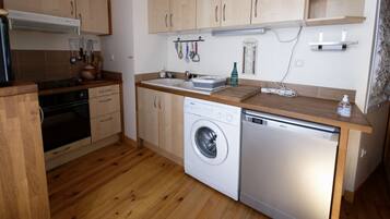 Een koelkast, een microgolfoven, een oven, een kookplaat