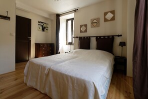 3 Schlafzimmer, Schreibtisch, Bügeleisen/Bügelbrett, Reisekinderbett