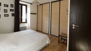 3 Schlafzimmer, Schreibtisch, Bügeleisen/Bügelbrett, Reisekinderbett