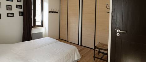 3 bedrooms, desk, iron/ironing board, travel crib