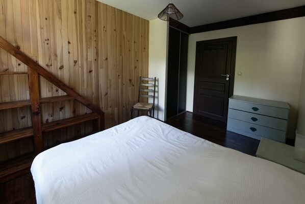 3 Schlafzimmer, Schreibtisch, Bügeleisen/Bügelbrett, Reisekinderbett
