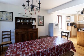 3 Schlafzimmer, Schreibtisch, Bügeleisen/Bügelbrett, Reisekinderbett