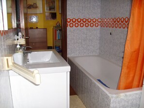 Apartment, 1 Bedroom | Bathroom | Bathtub, bidet, towels - House Yanina (Bellano)