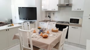 Appartement, 1 chambre | Cuisine privée | Grand réfrigérateur, micro-ondes, four, plaque de cuisson