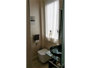 Appartement, 3 chambres | Salle de bain | Douche, douche à « effet pluie », sèche-cheveux, bidet