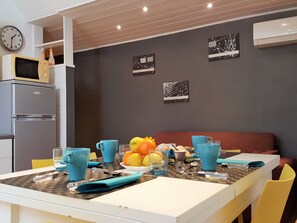 تناول الطعام داخل الغرفة