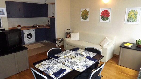 Appartamento, 1 camera da letto | Area soggiorno | TV a schermo piatto