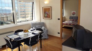 Appartamento, 1 camera da letto | Area soggiorno | TV a schermo piatto